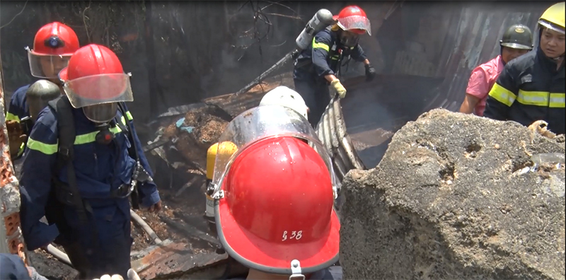 Cháy lớn tại xưởng gỗ 5.500m2 ở Đà Nẵng, nhiều người tá hỏa bỏ chạy